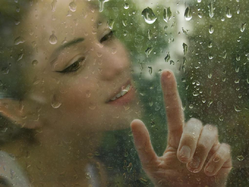 Резкий воздух омыл лицо холодной водой сон. Девушка за мокрым стеклом. Фотосессия с мокрым стеклом. Слезы на стекле. Летний дождь.