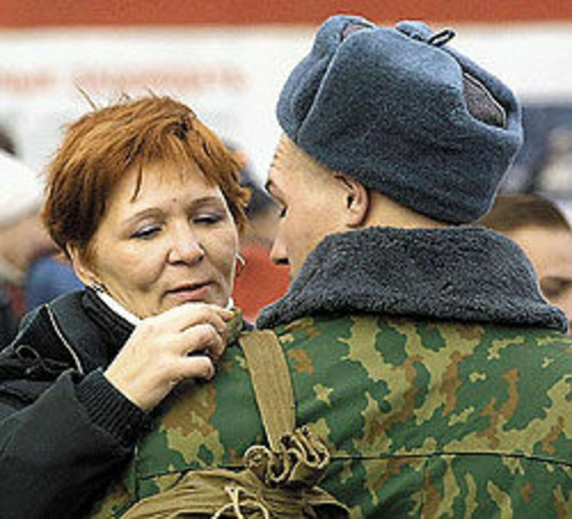 Фонд солдатских матерей. Солдатские матери. Мать провожает сына. Мать солдата. Мать провожает сына в армию.