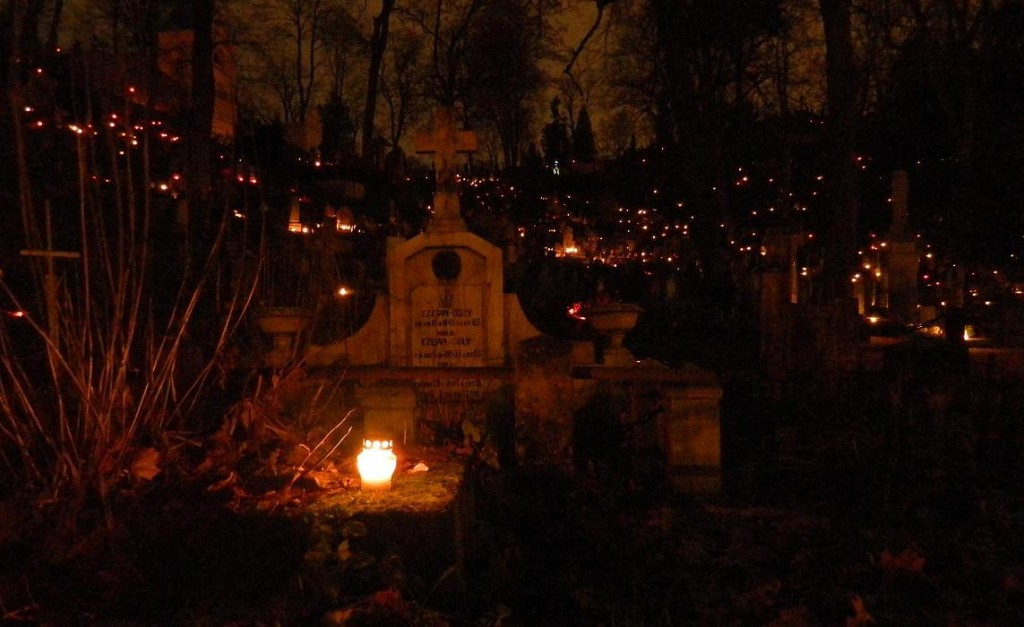 Похоронили ночью. Кладбище ночью. Эстетика кладбища ночью.