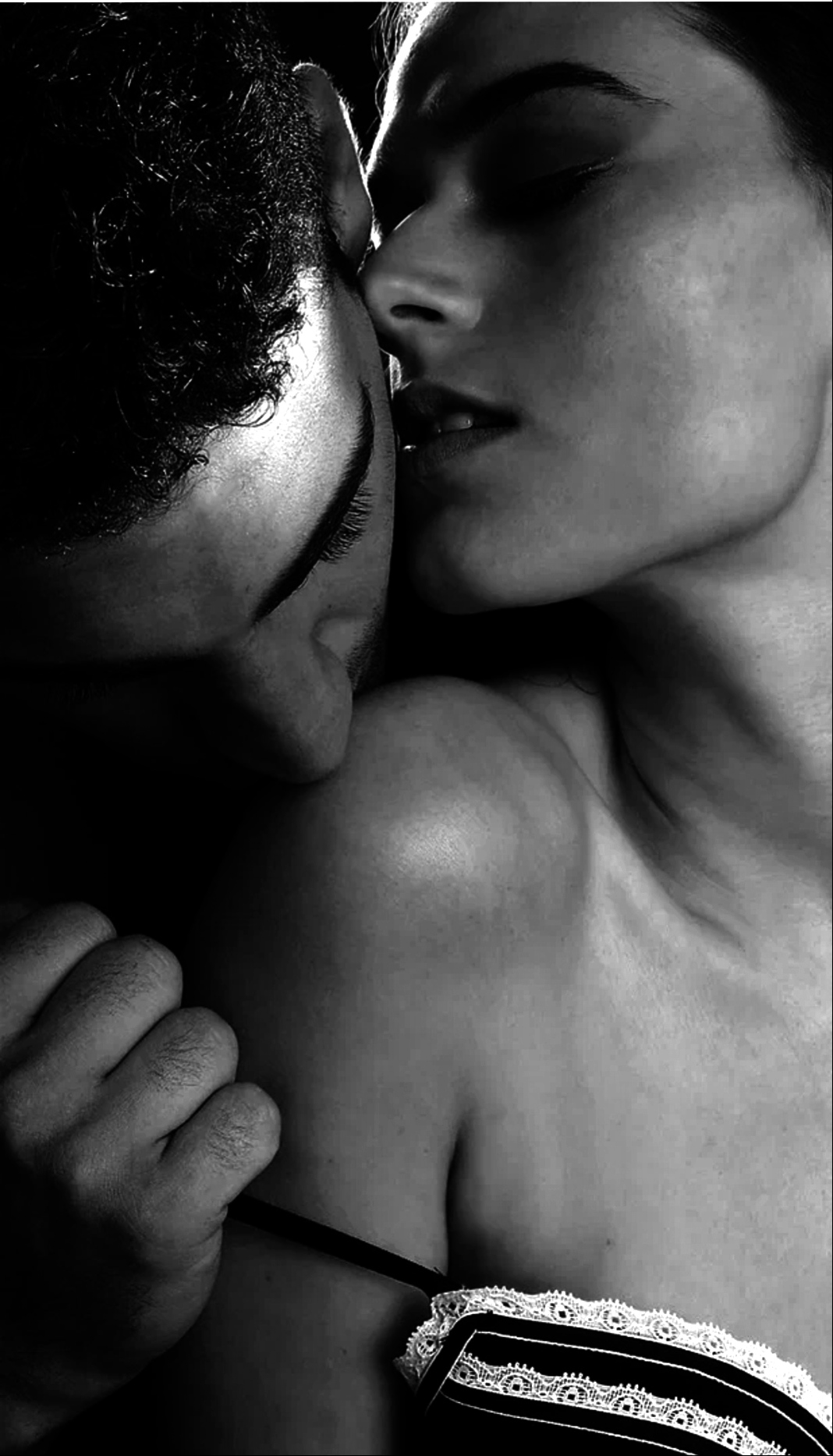 Sensual kiss. Страсть. Страстный поцелуй. Нежная страсть. Мужчина страстно целует женщину.
