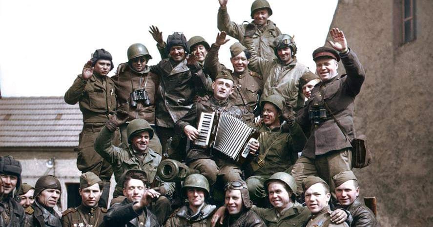 Военные песни 1945 года слушать. Солдаты поют. Солдаты поют на войне. Солдаты поют на фронте. Бойцы поют.