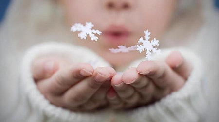 Снежинки тают на ладони