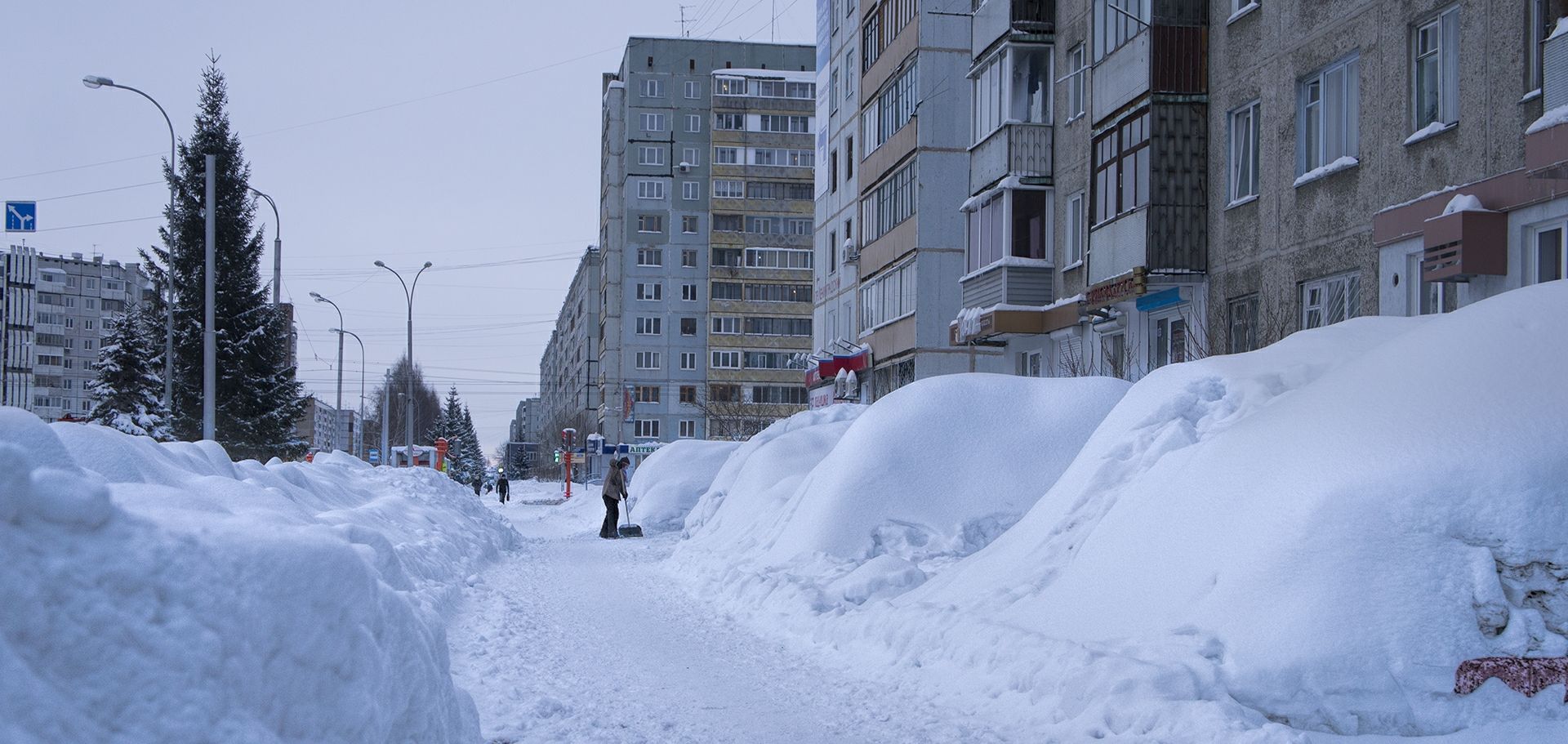 Везде сугробы. Сугробы в Кемерово. Сугробы в городе. Сугробы в Сибири. Много снега в городе.