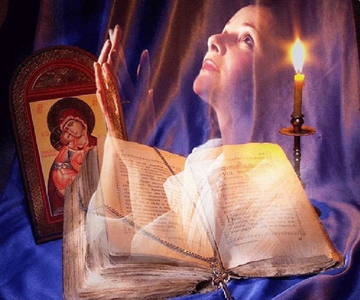 Говорящий св. Икона и свеча. Свеча перед иконой. Молиться Богу. Мать молится у иконы.