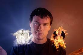 Справа ангел слева бес