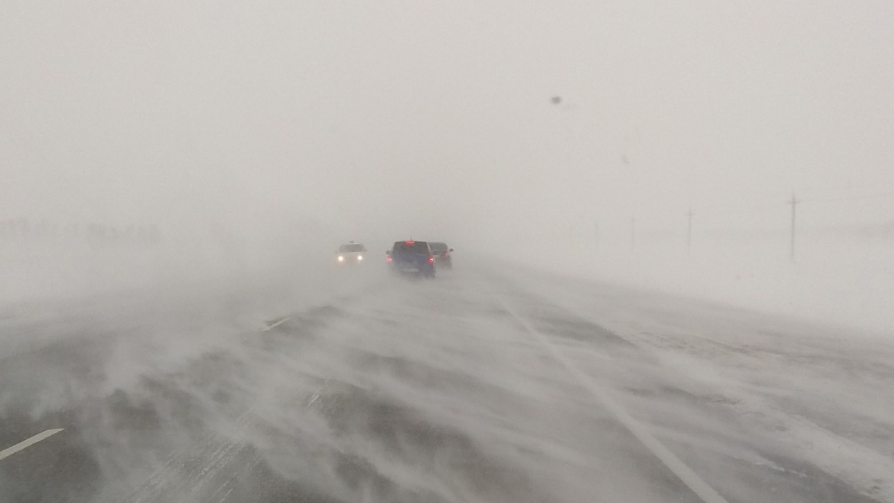 Погода пурга на месяц. Трасса Барнаул Рубцовск. Трасса 349 Рубцовск Барнаул. Пурга на трассе. Снегопад плохая видимость.