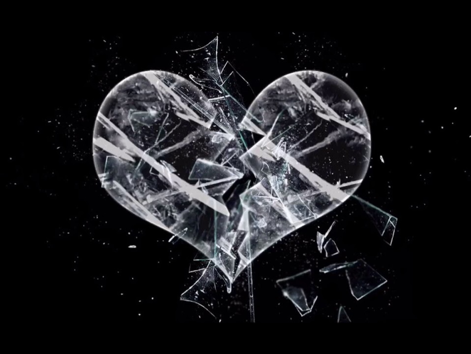 Разбитое стеклянное сердце. Разбитое сердце на осколки. Разбитое Ледяное сердце. Разбитое хрустальное сердце.