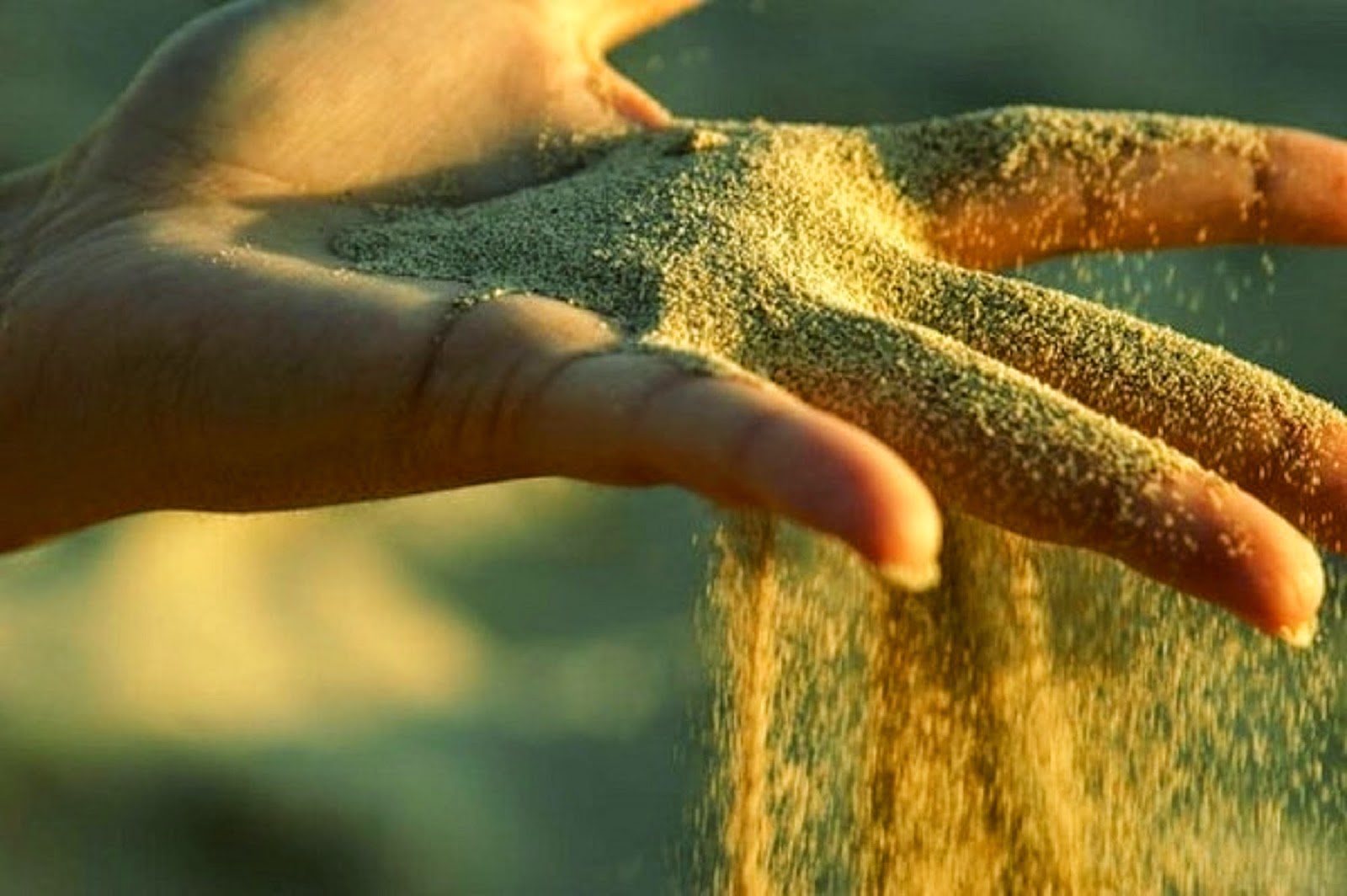Сыплется. Песок сквозь пальцы. Песок в ладони. Песок в руках. Песок сыпется.