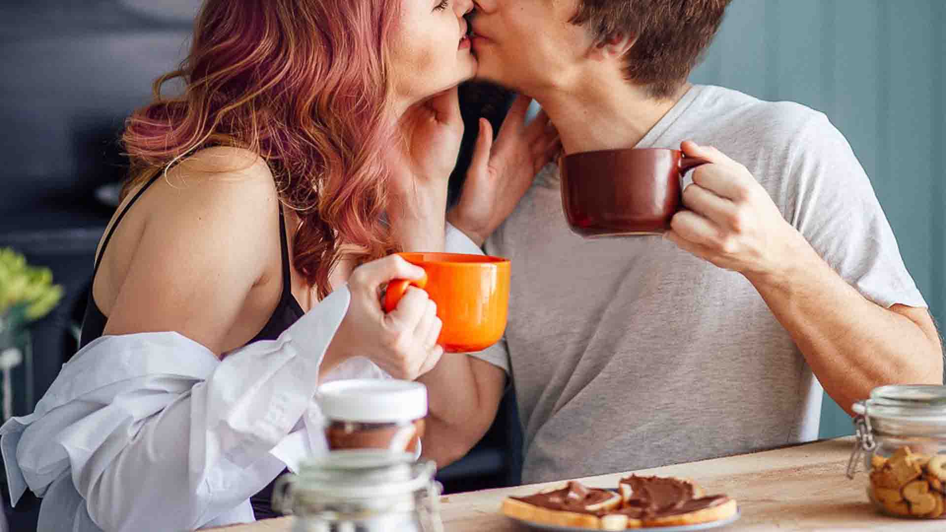 Обед влюбленных. Завтрак для любимой. Завтрак для влюбленных. Утренний поцелуй. Романтичный завтрак.