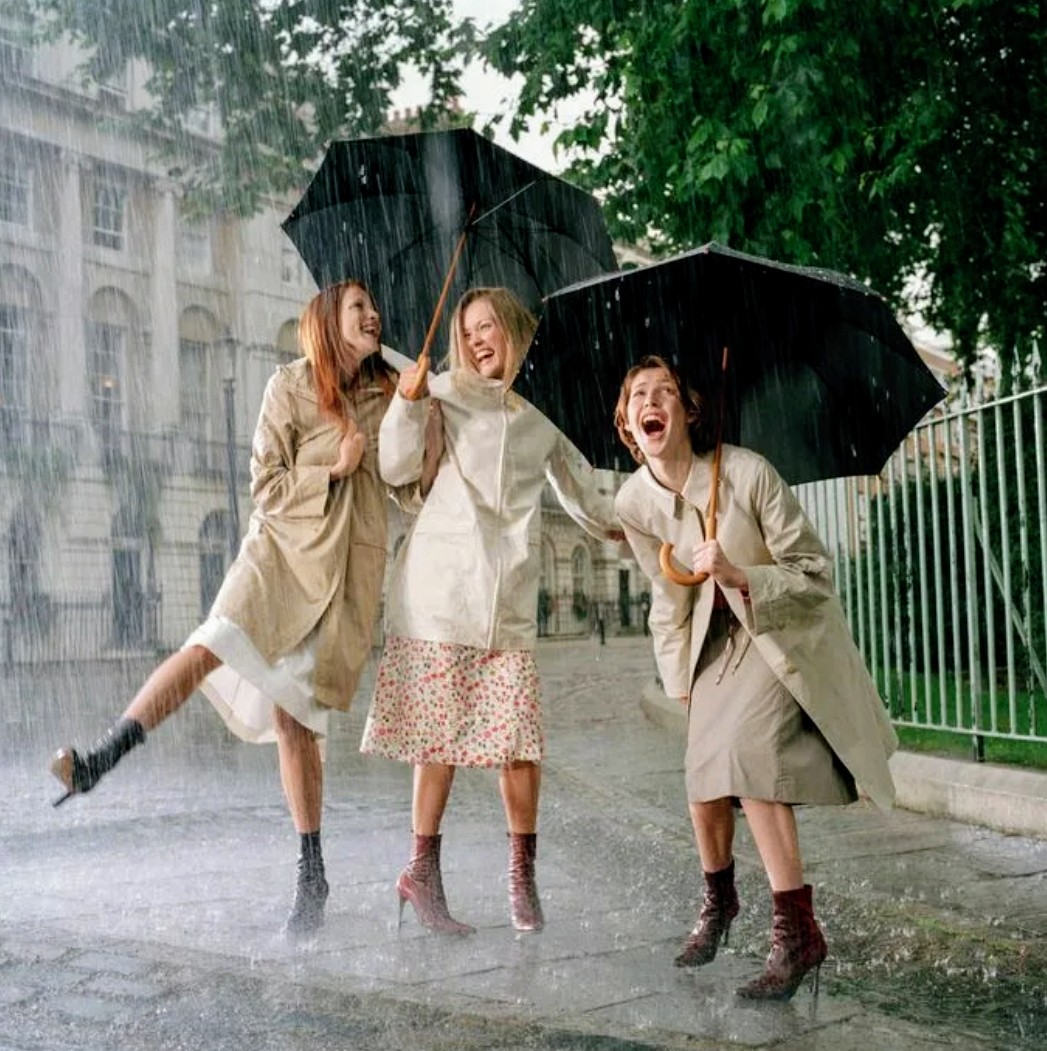Радость в любую погоду. Дождливый день. Фотосессия в дождливый день. Друзья под дождем. Радоваться дождю.