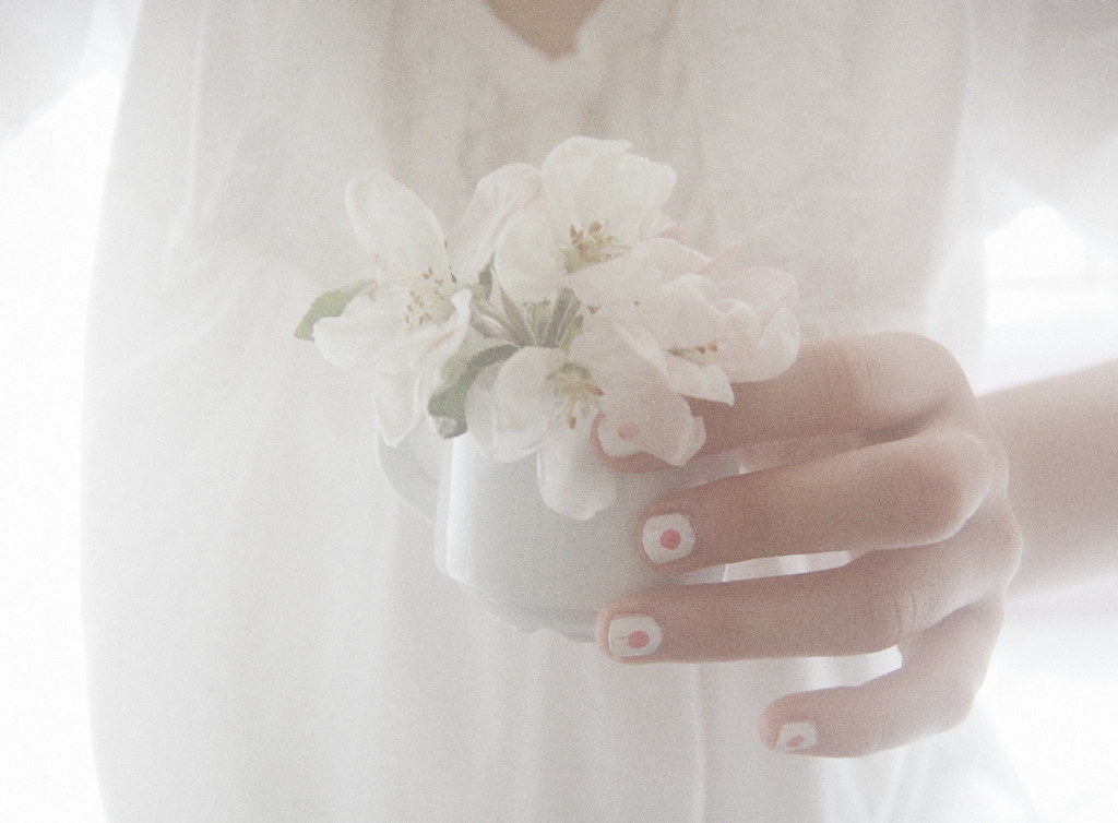 Такая как есть одна на белый свет. Нежные женские руки. Нежные цветы в руках. Нежный хрупкий цветок. Девушка нежность.