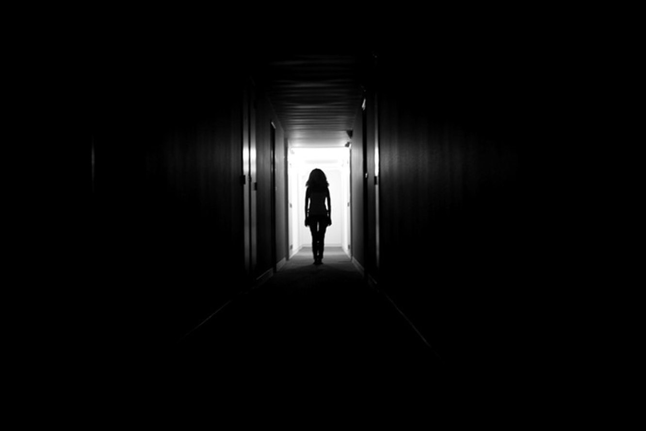 Темно глупый. Тёмный силуэт в коридоре. Темный страшный коридор. Силуэт в коридоре. Коридор с темными дверями.