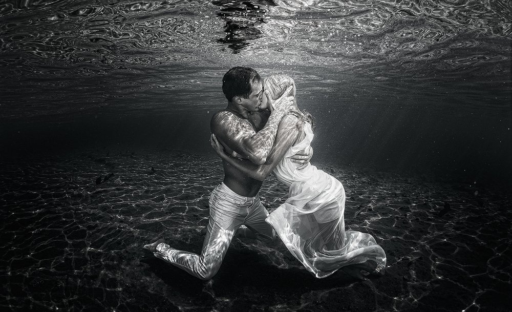 Девушка в воде. Heqdi. Тонули мр3. Девушка в воде. Парень и девушка в воде.