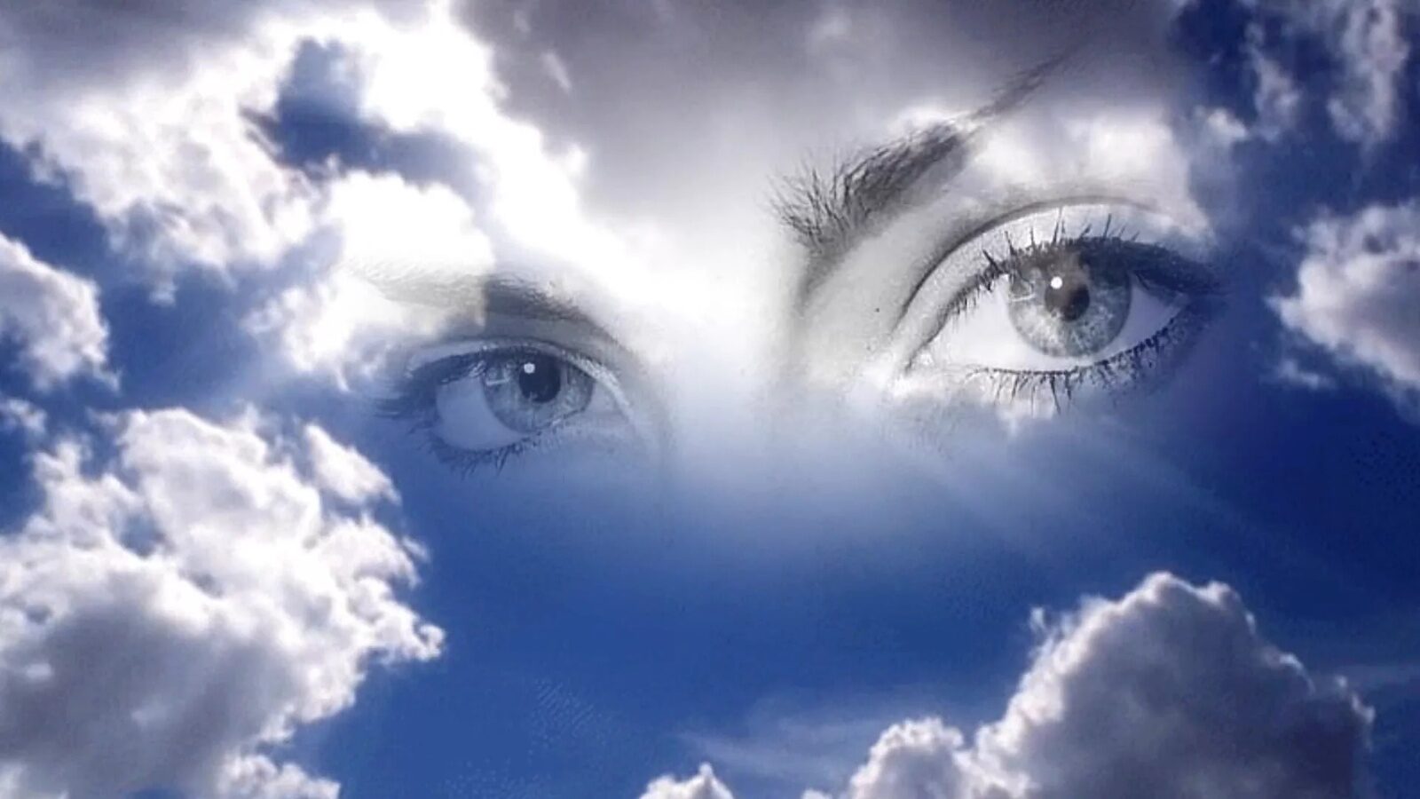Мама небеса слушать. Женские глаза в небе. Женские глаза на фоне неба. Глаза мамы. Красивые глаза в небе.