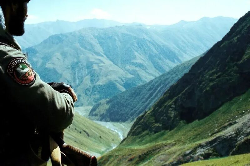 Ичкерия это что за страна. Чечня Ичкерия. Горы Ичкерии. Флаг Чеченской Республики Ичкерия в горах. Чеченцы в горах.