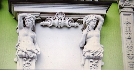 Дом с беременными кариатидами