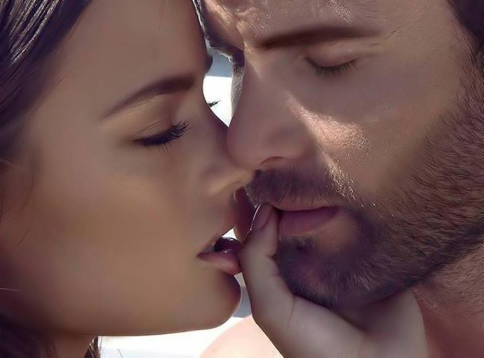 Мои губы трогала губами. Поцелуй картинки. Страстные губы. Поцелуй эстетика. Нежный поцелуй.