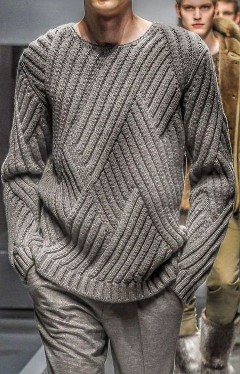 Свитер серого цвета...