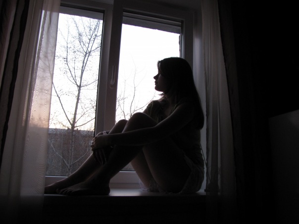 Я спрячусь в мире темных штор