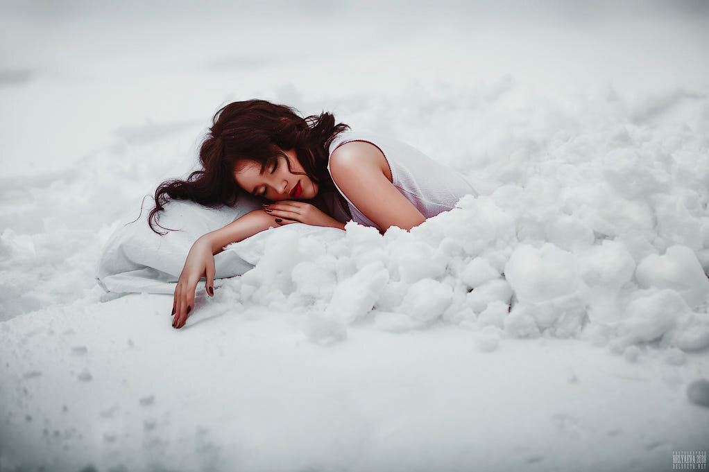 Видеть во сне снег к чему. К чему снится первый снег девушке. Девушка в снегу. Спать сон. Девушка в снегу.