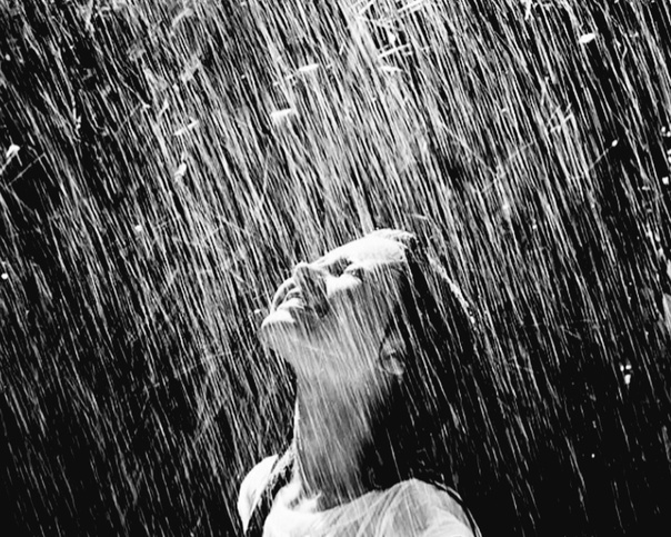 Дождь с поднебесья хлещет каскадами