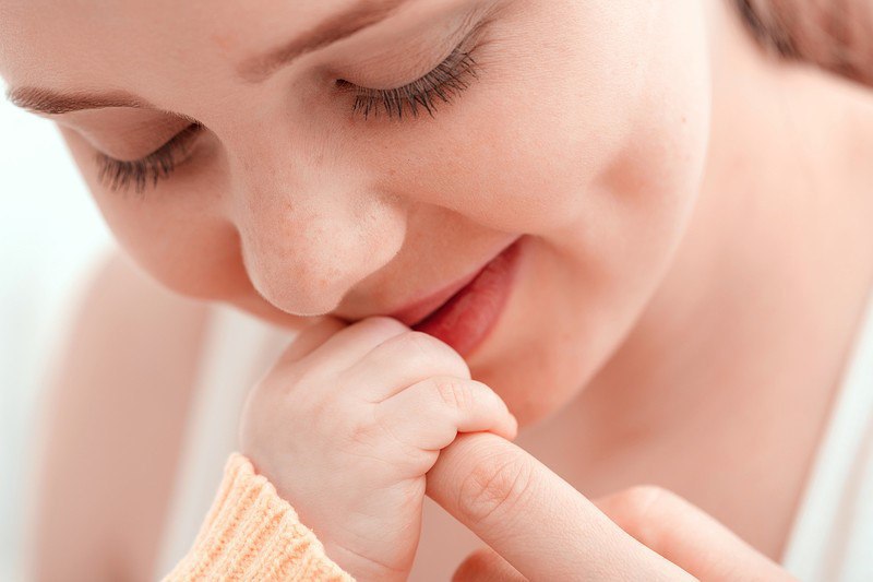 Тонкие пальчики нежно ласкают и просят