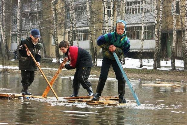 Мальчик на плоту. Лужа в городе. Весной поплывем. Весенний ледоход. Весенние реки тютчев.