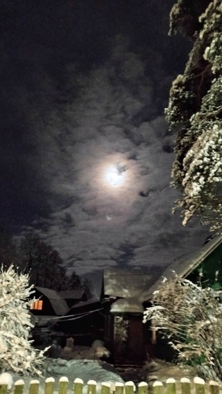 Луна в морозном небе