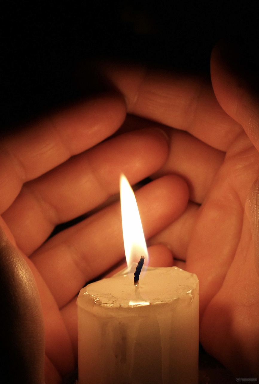 Я зажигаю свечку от своей свечи