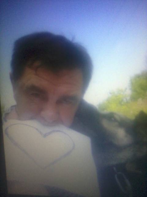 Я не люблю у вас, людей, объятья