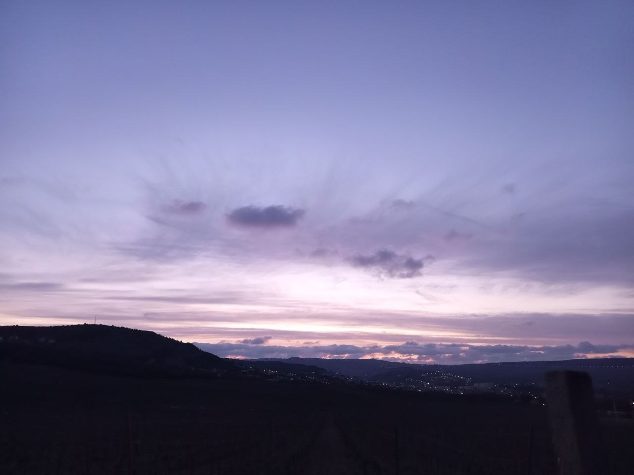 Искры света из синих лучей