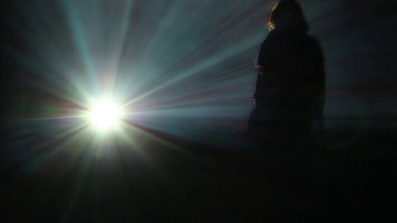 Свет освещает мой путь. Свет освещает путь. Свет освещает мой путь. Свет освещает мой путь. Человек с фонариком.