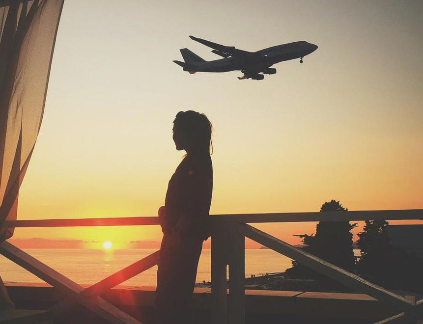 Мы с ней улетим. Улететь далеко. Девушка на взлетной полосе. Серпо. Мы с ней улетим.