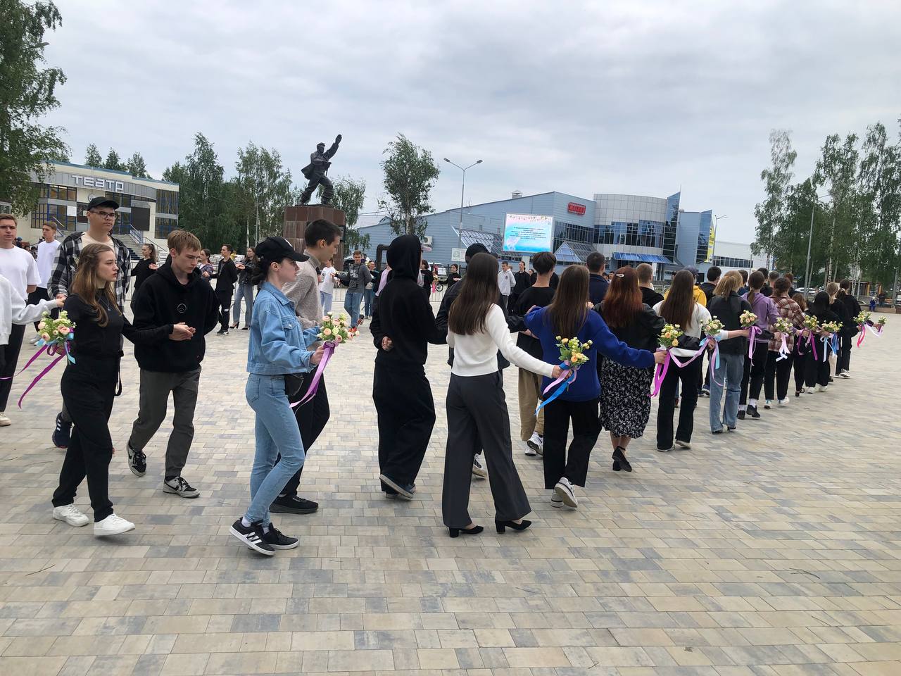 Сегодня Бал! В Урае! Выпускной!