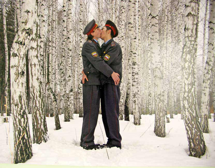 Целующиеся милиционеры