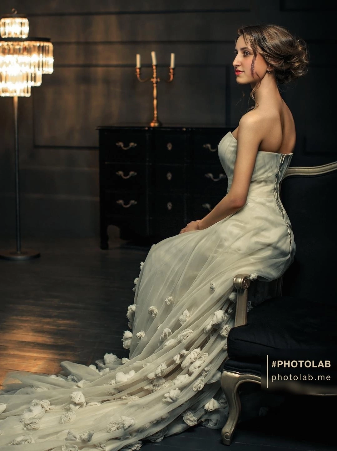 прикрыв вуалью