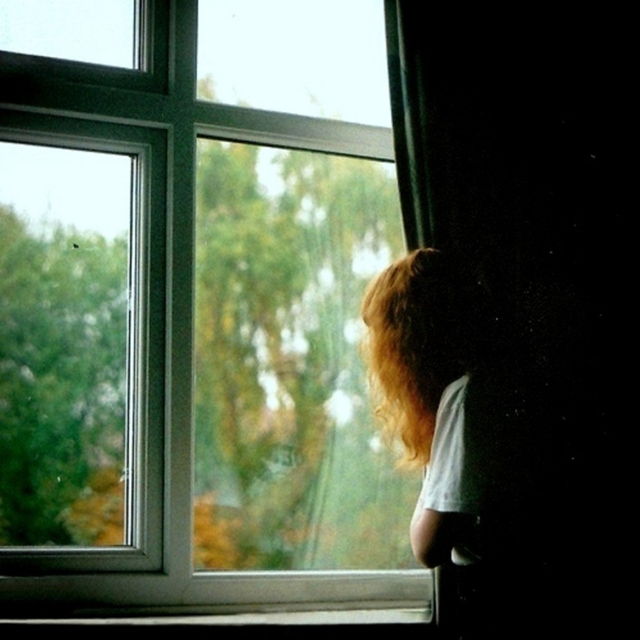 За твоим окном молодой орех