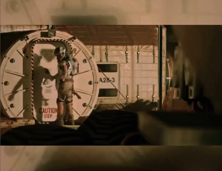 И в одиночестве по красному песку