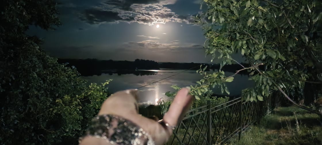 Серебрилась в речке лунная дорожка...