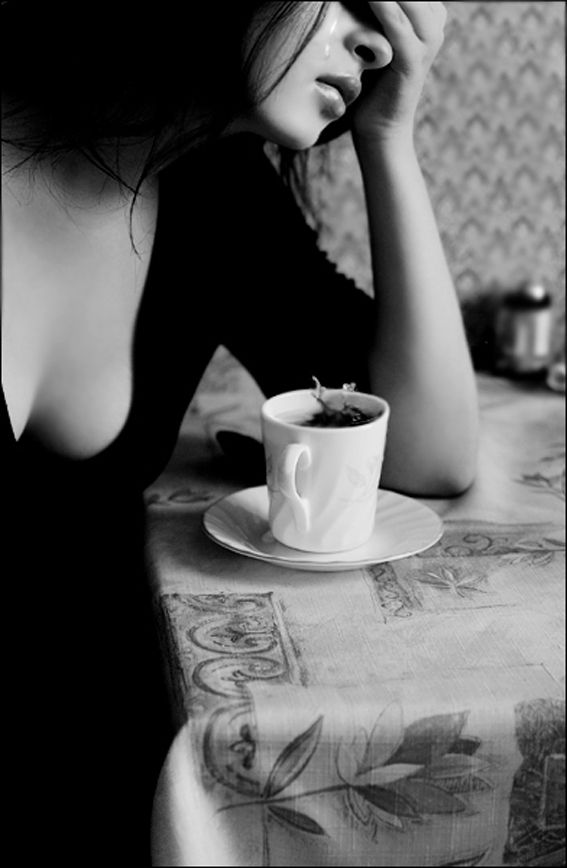 Полуночная тишина, капли дождя сползают по раме..