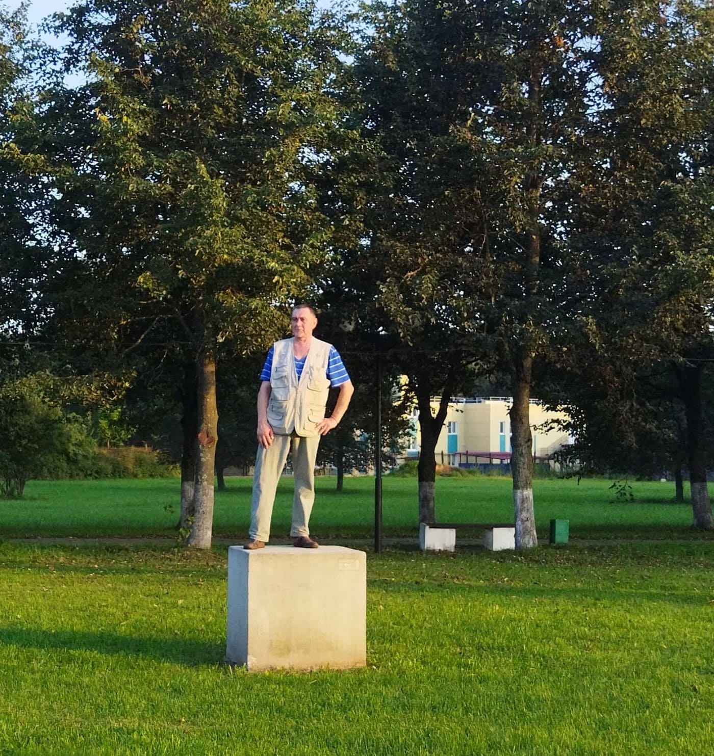 Я памятник себе уже воздвиг в своих стихах