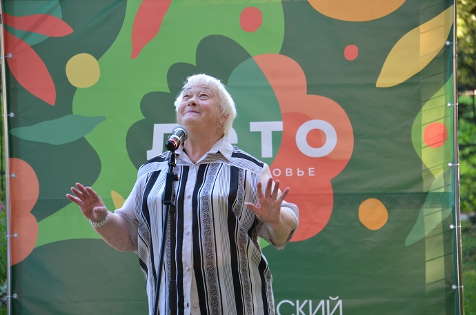 2024г. Она, то руки поднимала. 1106