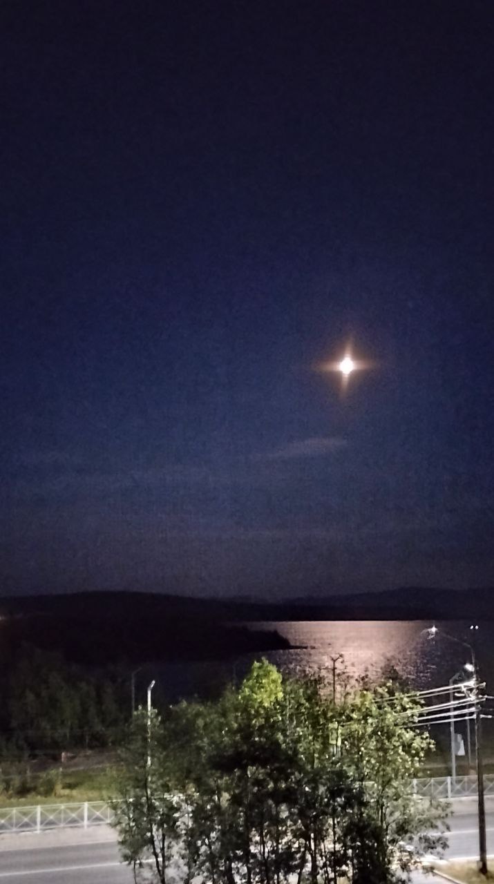 Ночь. Озеро. Луна...