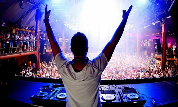 А я хочу здесь музыкой дышать! Песня