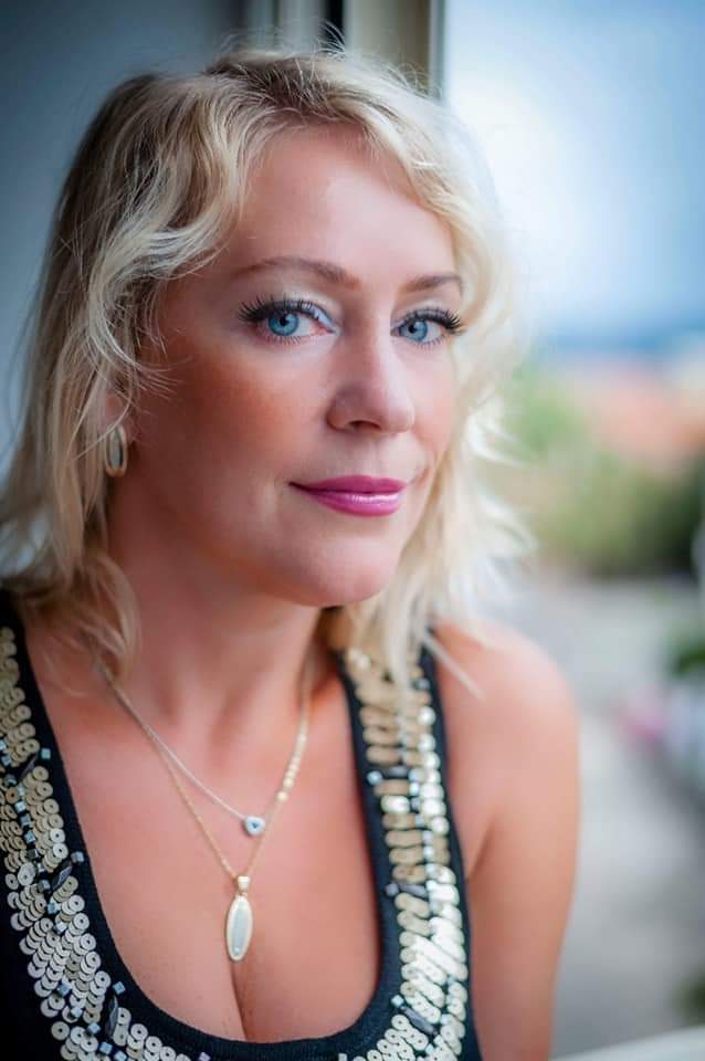 Женское плечо