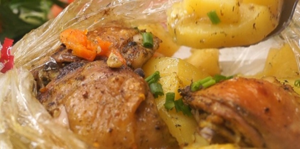 Мясо с картофелем в рукаве