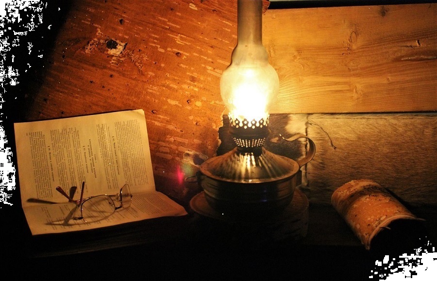 Свет лампы керосиновой...