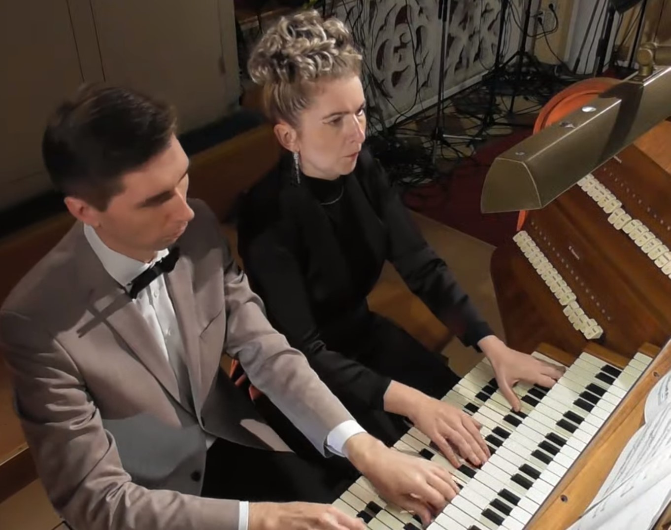 Серёжки дажэ падабрали ж