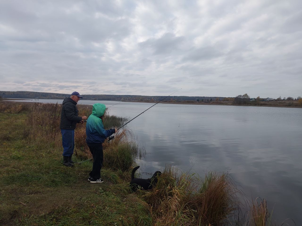 Дочка с папой на рыбалке