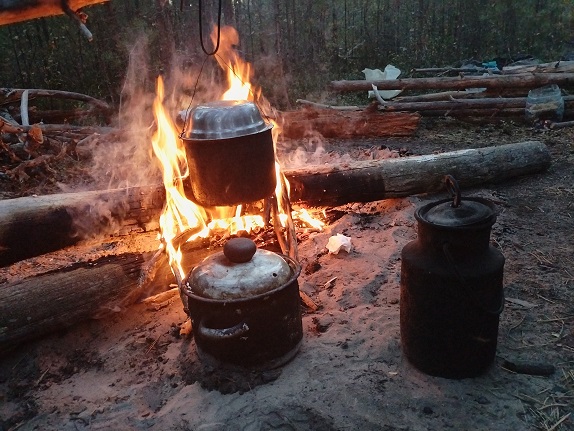 2024г. Фонарик тускло освещал. 1129